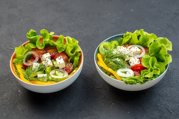 Photo gratuite vue de face salade de légumes avec concombres au fromage et tomates sur fond sombre