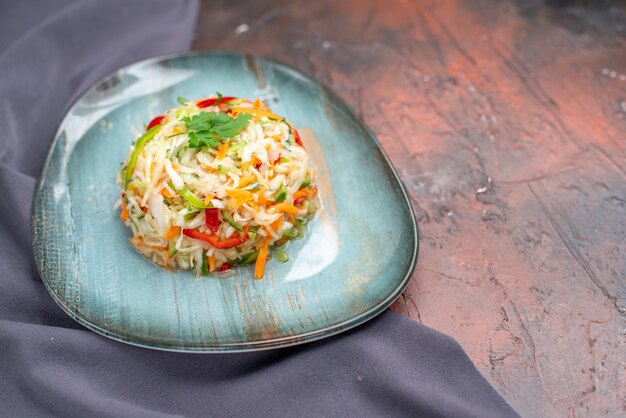 Vue de face salade de légumes frais à l'intérieur de l'assiette sur photo sombre repas nourriture alimentation saine vie