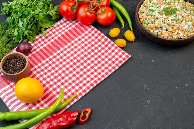 Vue de face salade de légumes savoureuse avec des verts et des tomates rouges sur fond sombre repas mûr vacances viande santé salade couleur