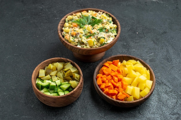 Vue de face salade mayyonaise avec des légumes tranchés sur une surface grise repas salade collation déjeuner