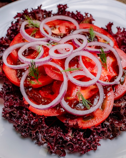 Photo gratuite vue de face salade d'oignons avec feuille de chou