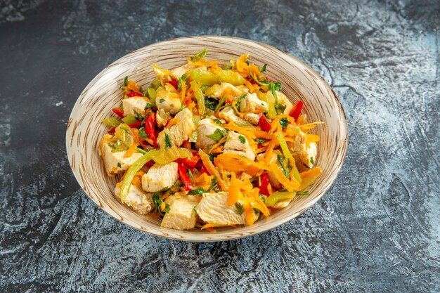 Vue de face de la salade de poulet aux légumes sur une surface légère