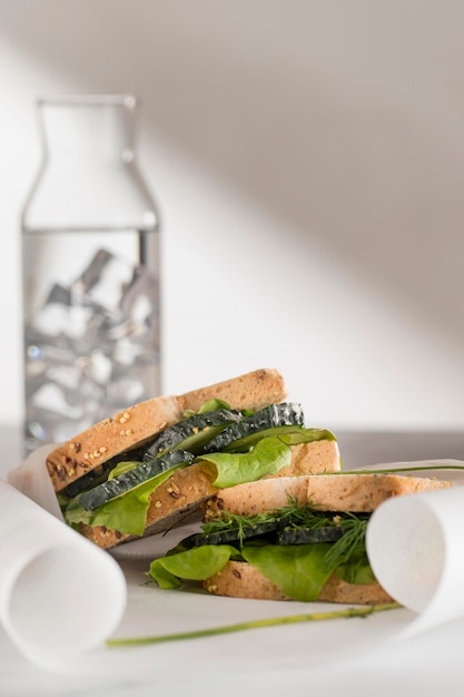 Photo gratuite vue de face des sandwichs au concombre et aux légumes verts