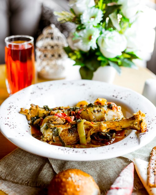 Photo gratuite vue de face sauce au poulet avec jus