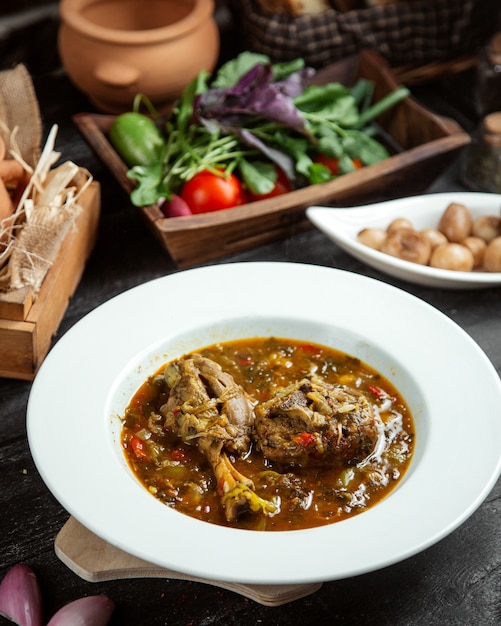 Vue de face sauce au poulet avec légumes