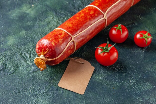 Vue de face de la saucisse fraîche et savoureuse avec des tomates rouges sur du pain à la viande foncée pain sandwich couleur nourriture burger repas salade animal