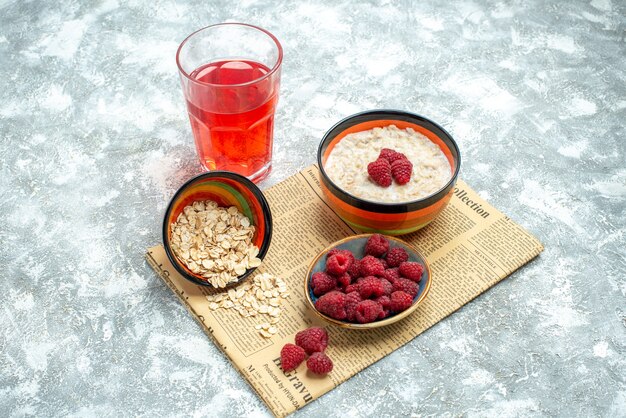 Vue de face savoureuse bouillie aux framboises sur table lumineuse