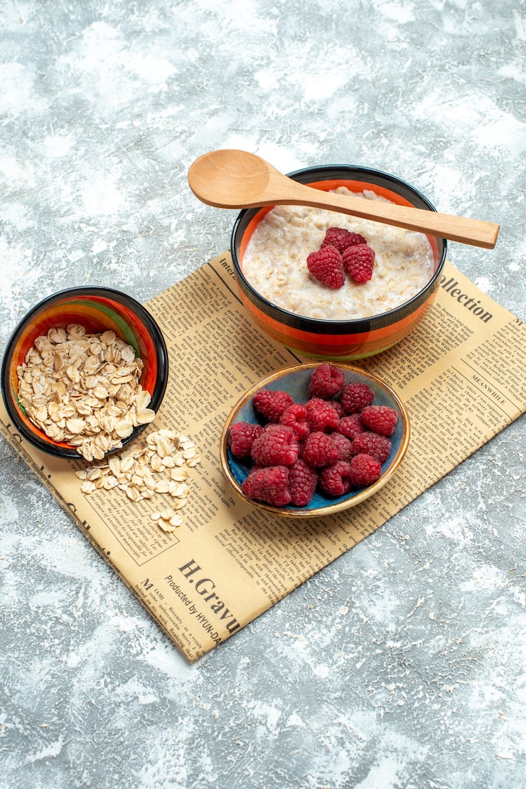 Photo gratuit vue de face savoureuse bouillie aux framboises sur table lumineuse