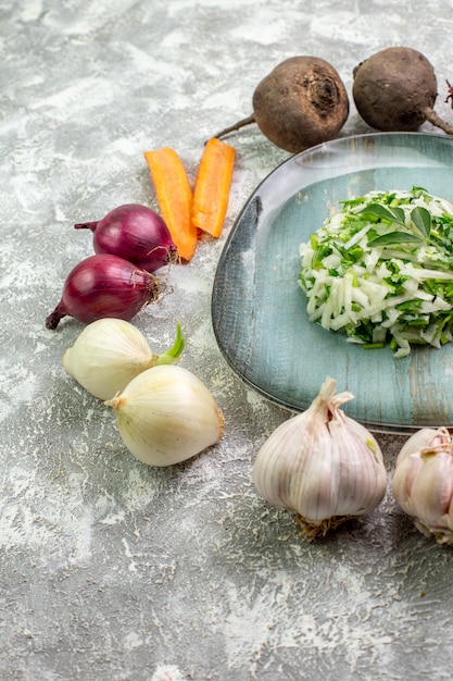 Photo gratuite vue de face savoureuse salade de chou aux légumes frais