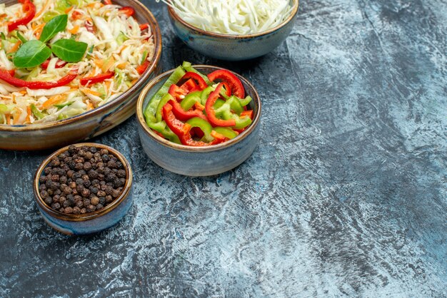 Vue de face savoureuse salade de légumes au chou et aux poivrons sur une table gris clair