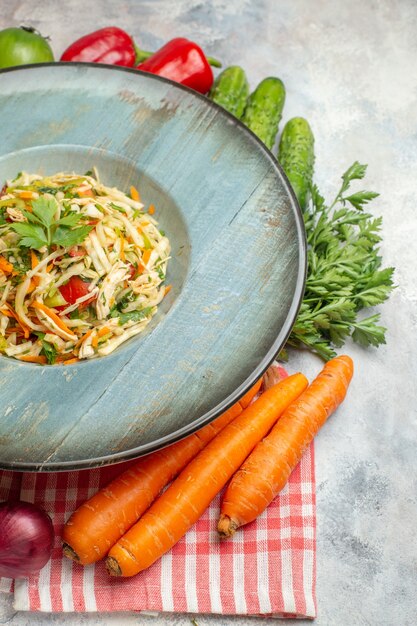 Vue de face savoureuse salade avec des légumes frais sur fond clair plat photo régime alimentaire couleur repas santé