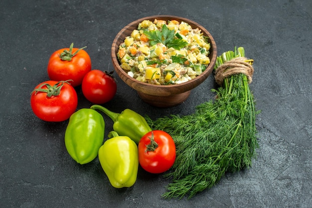 Photo gratuite vue de face savoureuse salade mayyonaise avec des légumes frais et des verts sur une surface grise plat de collation repas santé salade