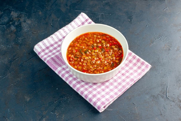 Vue de face savoureuse soupe aux haricots à l'intérieur de l'assiette sur un mur bleu foncé plat à salade couleur nourriture repas calorique