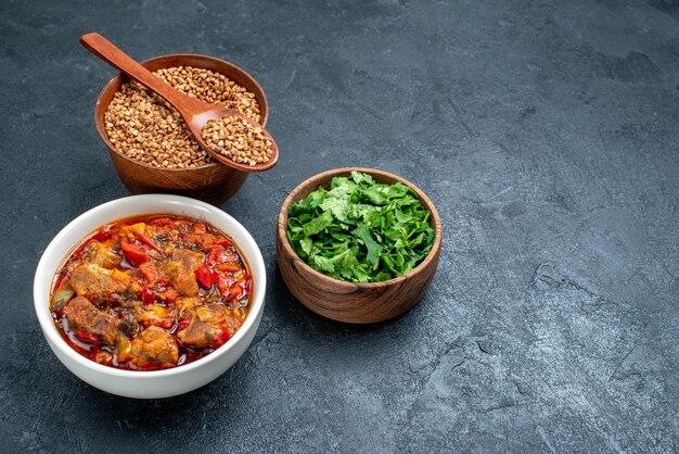 Vue de face savoureuse soupe de légumes au sarrasin cru sur l'espace gris