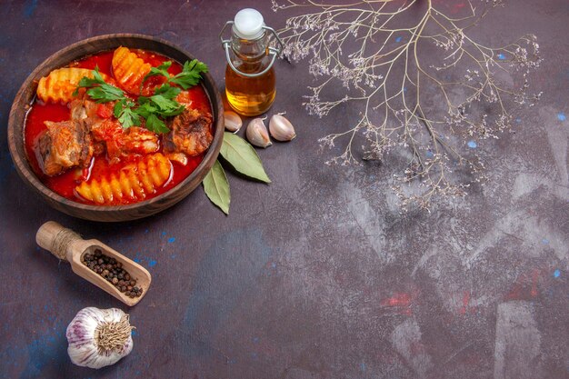 Vue de face savoureuse soupe de viande avec de l'huile sur un plat de surface sombre soupe alimentaire sauce dîner