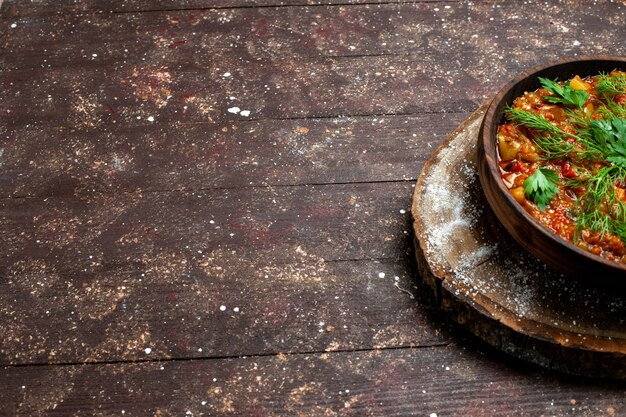 Vue de face savoureux repas cuisiné se compose de tranches de légumes et de verts