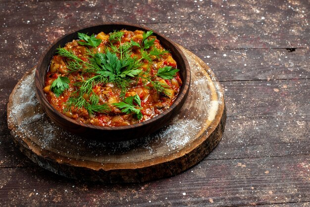 Vue de face savoureux repas cuisiné se compose de tranches de légumes et de verts