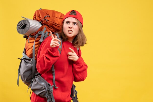 Vue de face se demanda femme voyageur dans un sac à dos rouge