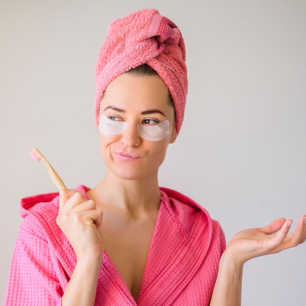 Vue de face de séduisante femme avec des patchs oculaires