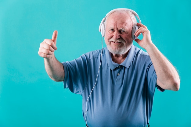 Vue de face senior avec un casque