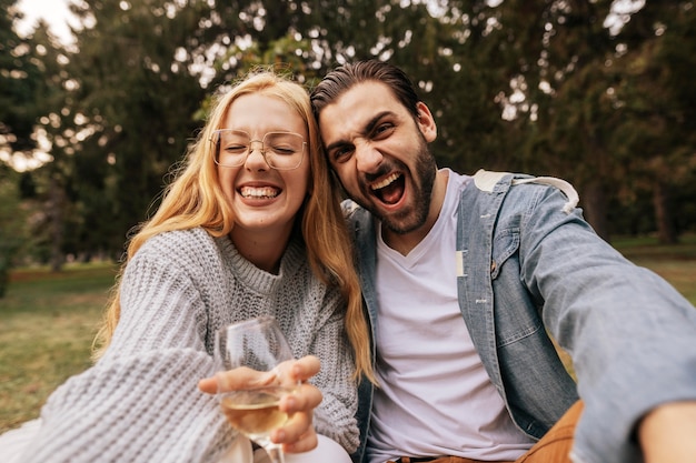 Photo gratuite vue de face smiley couple prenant un selfie