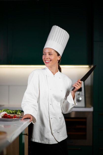 Vue de face smiley femme cuisine