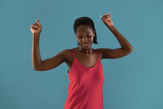 Vue de face smiley femme qui danse