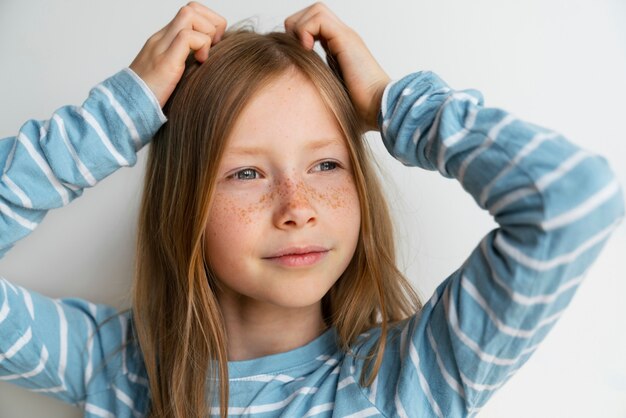 Vue de face smiley fille à l'intérieur