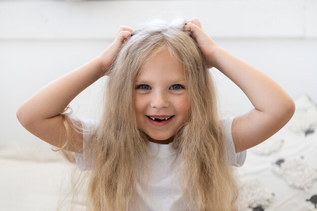 Vue de face smiley fille à l'intérieur