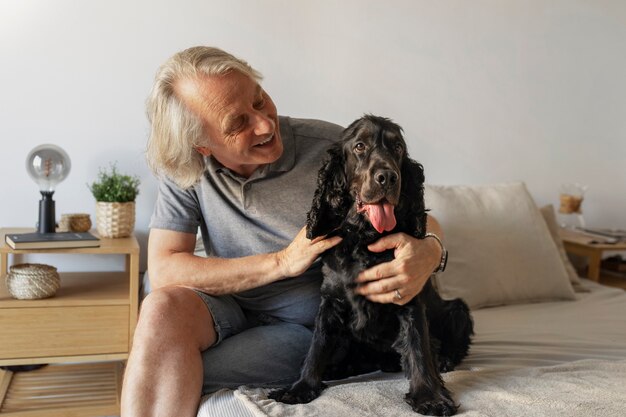 Vue de face smiley homme caresser chien