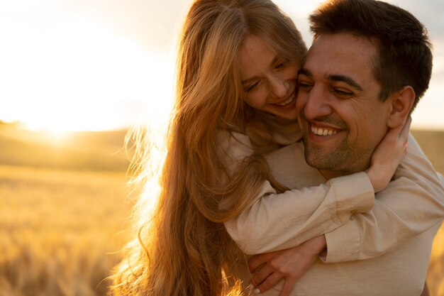 Vue de face smiley homme portant une femme