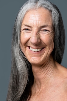 Vue de face smiley senior femme texture de la peau