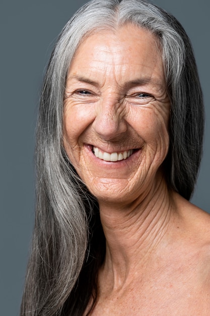 Vue de face smiley senior femme texture de la peau