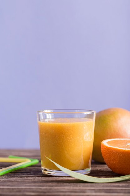 Vue de face smoothie orange et mangue avec copie-espace