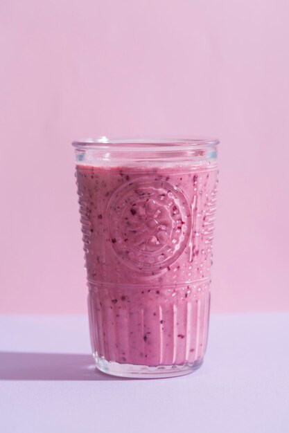 Vue de face smoothie rose en verre