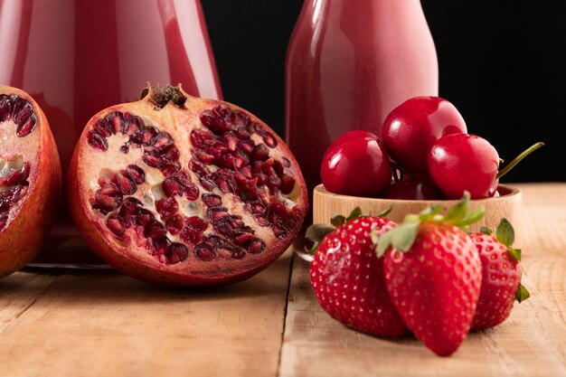 Vue de face des smoothies aux fruits rouges
