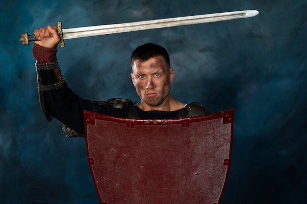 Vue de face soldat médiéval posant en studio