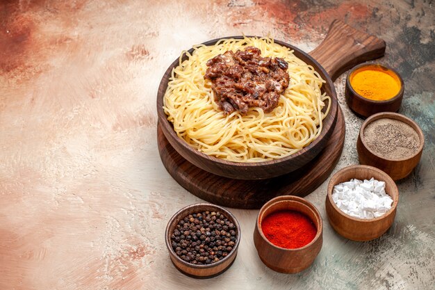 Vue De Face Des Spaghettis Cuits Avec De La Viande Hachée Sur Un Plat De Table Léger Pâte De Viande De Pâtes