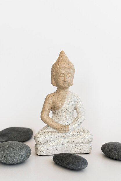 Vue de face de la statuette de Bouddha