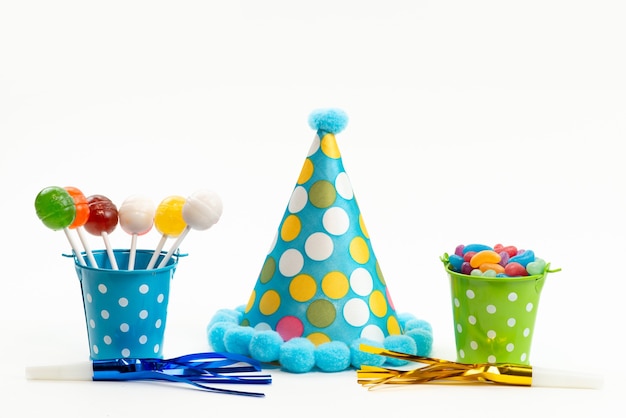 Photo gratuite une vue de face sucettes et bonbons colorés à l'intérieur des paniers avec chapeau d'anniversaire sur blanc, couleur sucre sucré de bonbons