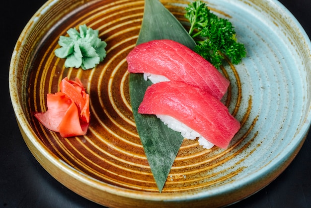 Vue de face sushi avec poisson rouge avec wasabi et gingembre sur une assiette