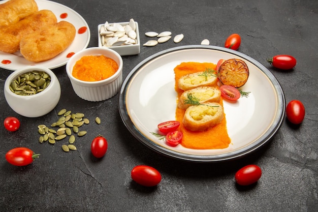 Vue de face tarte aux pommes de terre en tranches avec citrouille et petits pains sur fond gris foncé pâte cuire au four tarte au gâteau hotcake