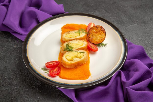 Vue de face des tartes aux pommes de terre en tranches avec de la citrouille en purée et des tomates sur fond gris