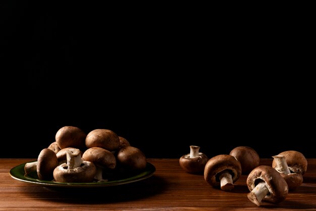 Vue de face tas de champignons sur assiette