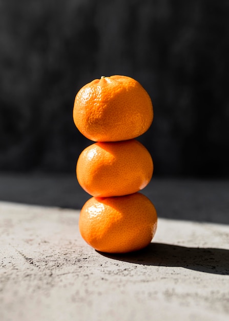 Vue de face tas d'oranges