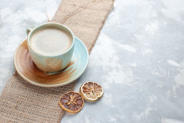 Vue de face tasse de café avec du lait à l'intérieur de la tasse sur un bureau léger boire du café lait bureau espresso americano