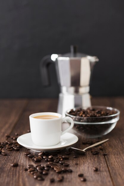 Vue de face de la tasse à café avec pot et cuillère