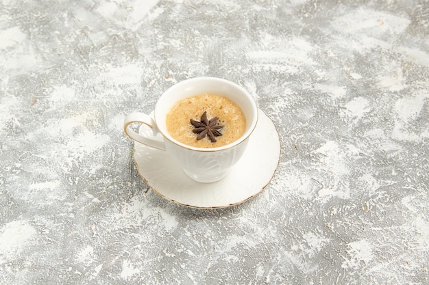 Vue de face tasse de café sur une surface blanche