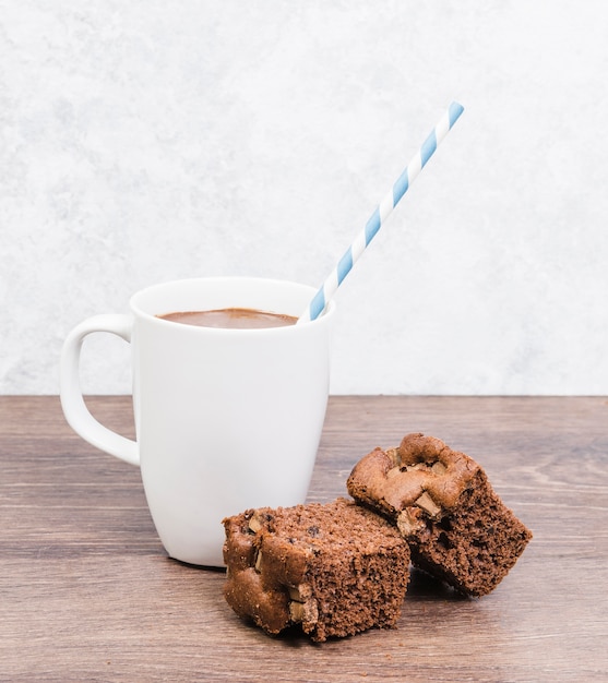 Vue de face tasse de chocolat chaud avec un gâteau