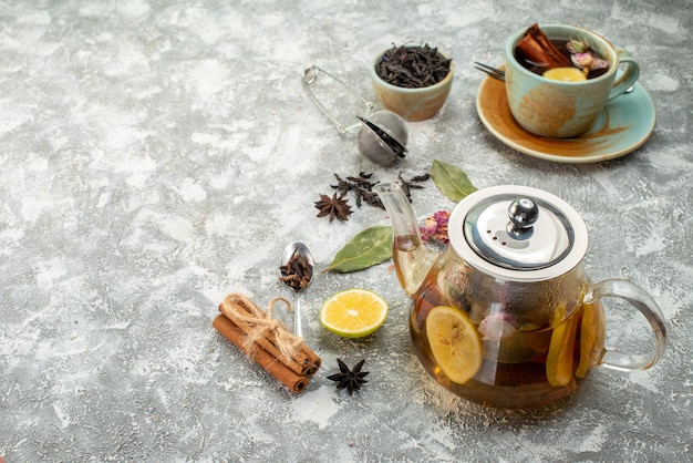 Vue de face tasse de thé au citron sur fond clair cérémonie du petit déjeuner saveur fruits couleur des aliments fleur du matin